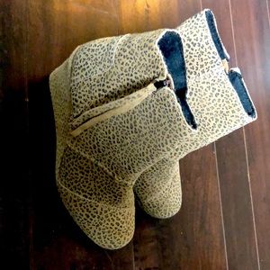 Tom’s Desert tan small print leopard wedge boots